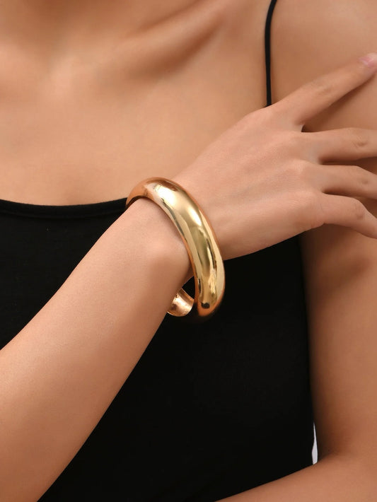 Elegant Solid Gold Bangle – Minimalist Everyday Jewelry