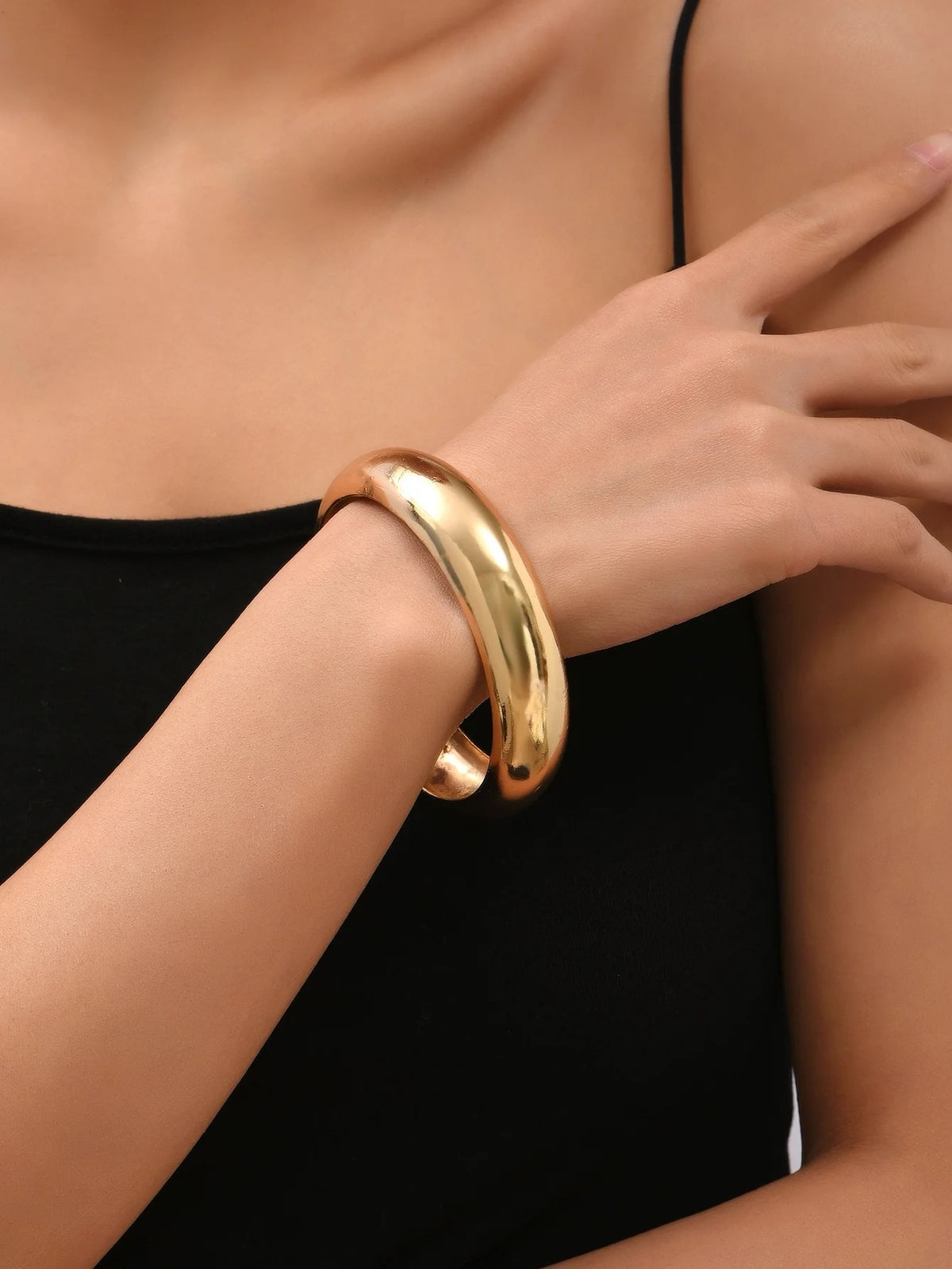 Elegant Solid Gold Bangle – Minimalist Everyday Jewelry